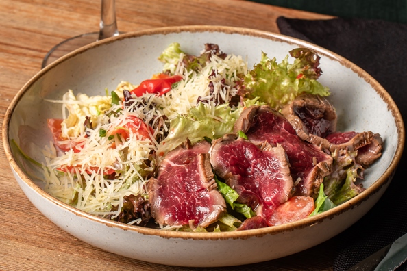 Салат с ростбифом