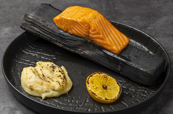 Филе семги на полене