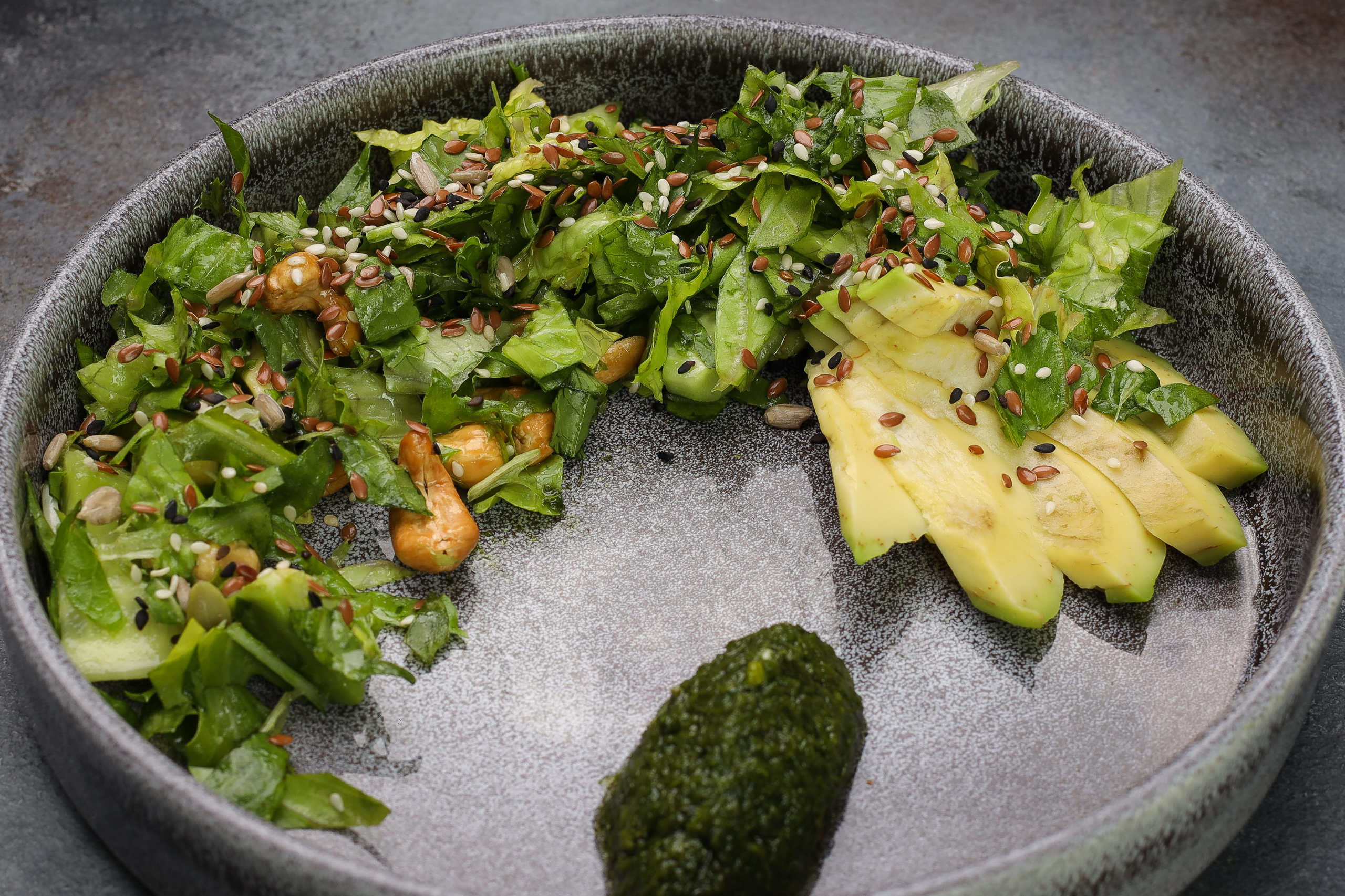 Салат Зеленый с семечками, чимичури и авокадо