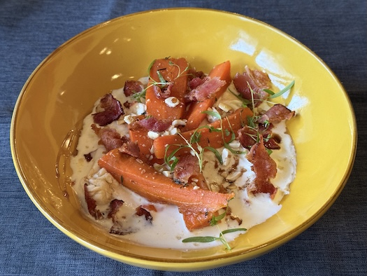 Буратта с каремельной морковью, кешью и беконом