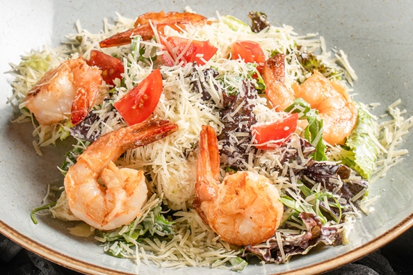 Салат Цезарь с креветками