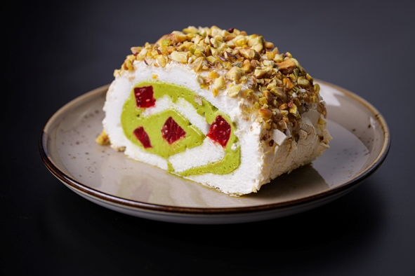 Меренговый рулет с фисташкой