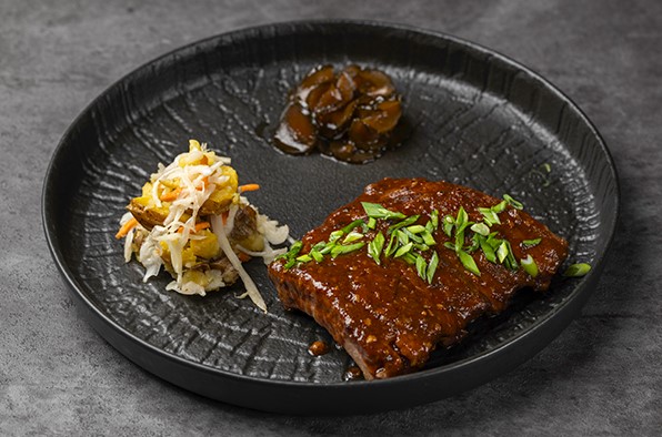 Ребра с медовыми огурцами и картофлем по-деревенски