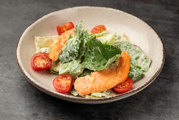 Салат с теплым ванильным лососем
