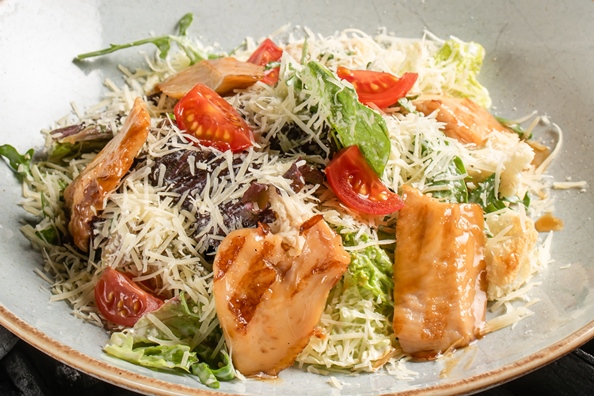 Салат Цезарь с цыпленком